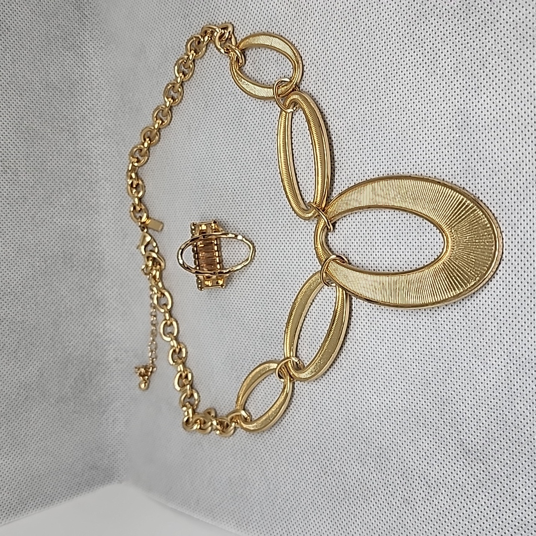 Daisy Fuentes Beautiful Necklace Gold Tone